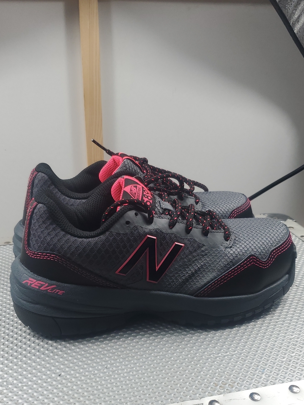 New Balance 589v1 Composite Toe Work Shoes Women’s 5.5 Gray Pink Safety NEW